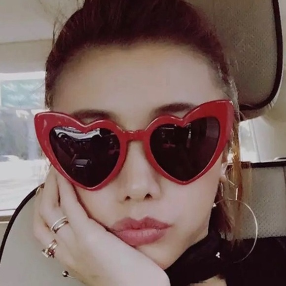 ✨Retro Cat Eye Heart Sunglasses✨ - Picture 6 of 8